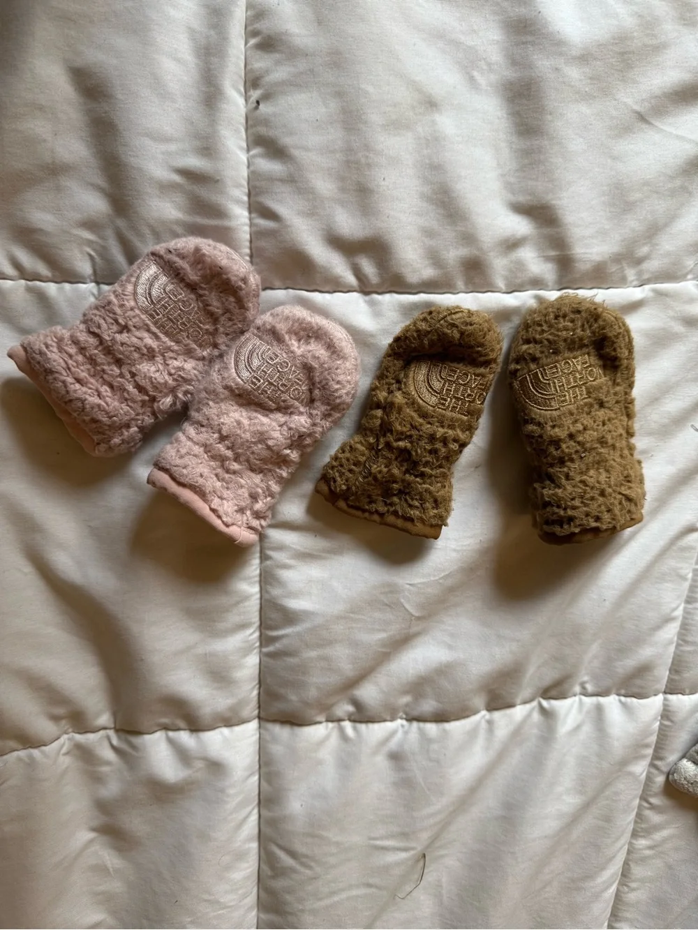 The North Face Baby Sherpa Mittens - Blush Pink & Brown